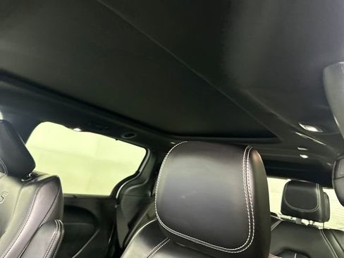 Used 2023 Chrysler Pacifica Touring-L w/ S Appearance Package image 12