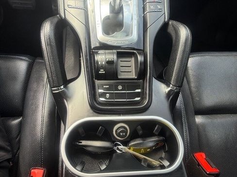 Used 2017 Porsche Cayenne Platinum Edition image 32