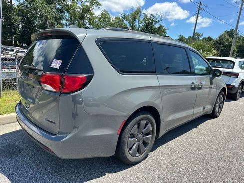 Used 2020 Chrysler Pacifica Touring-L w/ S Appearance Package FWD image 6