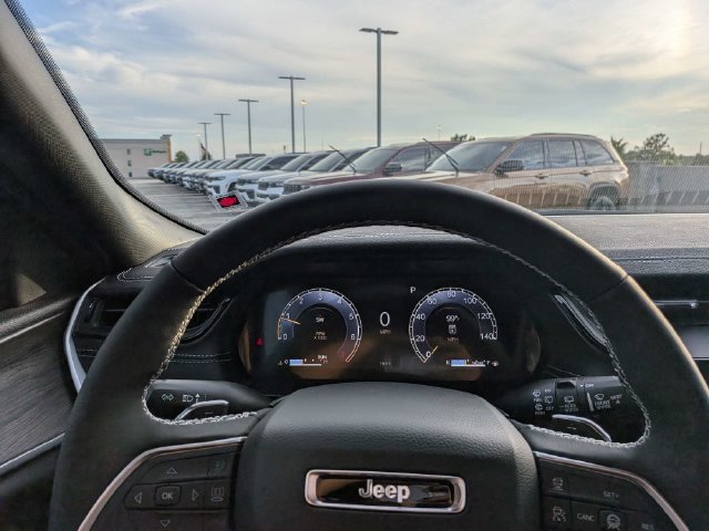New 2027 Jeep Grand Cherokee Altitude RWD image 31