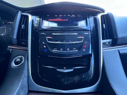 Used 2020 Cadillac Escalade Luxury image 23