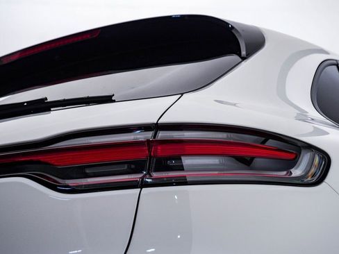 Certified 2025 Porsche Macan image 12