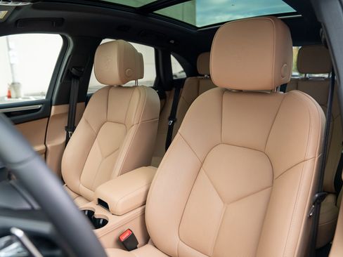 Used 2025 Porsche Macan image 5