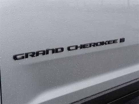 New 2025 Jeep Grand Cherokee L Altitude image 12