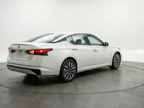 Used 2025 Nissan Altima 2.5 SV FWD image 9