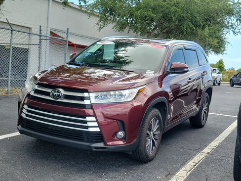 Used 2017 Toyota Highlander XLE FWD image 3