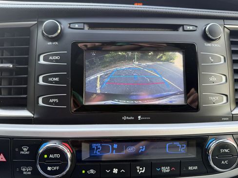 Used 2015 Toyota Highlander Plus FWD image 28