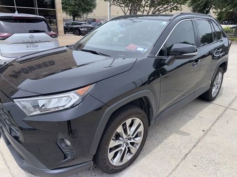 Used 2019 Toyota RAV4 XLE Premium FWD image 2