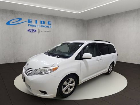Used 2015 Toyota Sienna LE FWD image 5