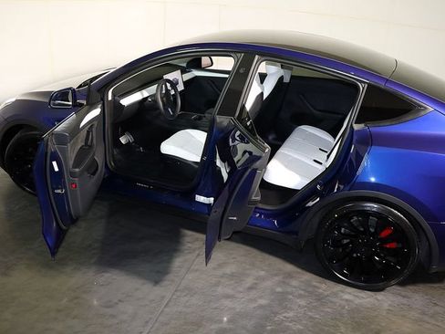 Used 2024 Tesla Model Y Performance image 5