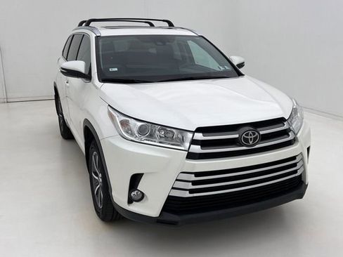 Used 2018 Toyota Highlander XLE AWD/4WD image 3