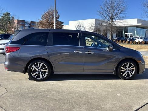 Used 2023 Honda Odyssey Touring image 2