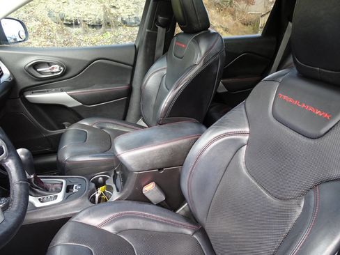 Used 2017 Jeep Cherokee Trailhawk image 18