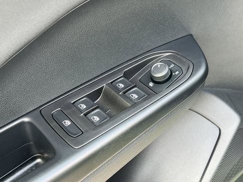 New 2025 Volkswagen Taos SE image 9