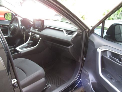 Certified 2021 Toyota RAV4 LE AWD/4WD image 17