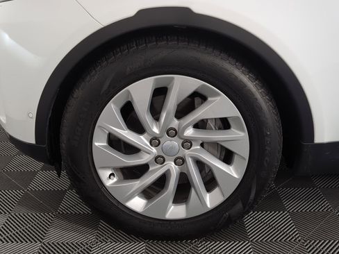 Used 2025 Land Rover Discovery S image 10