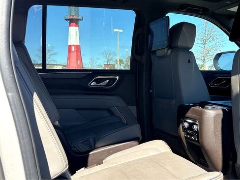 Used 2021 GMC Yukon XL SLT w/ SLT Premium Package image 11