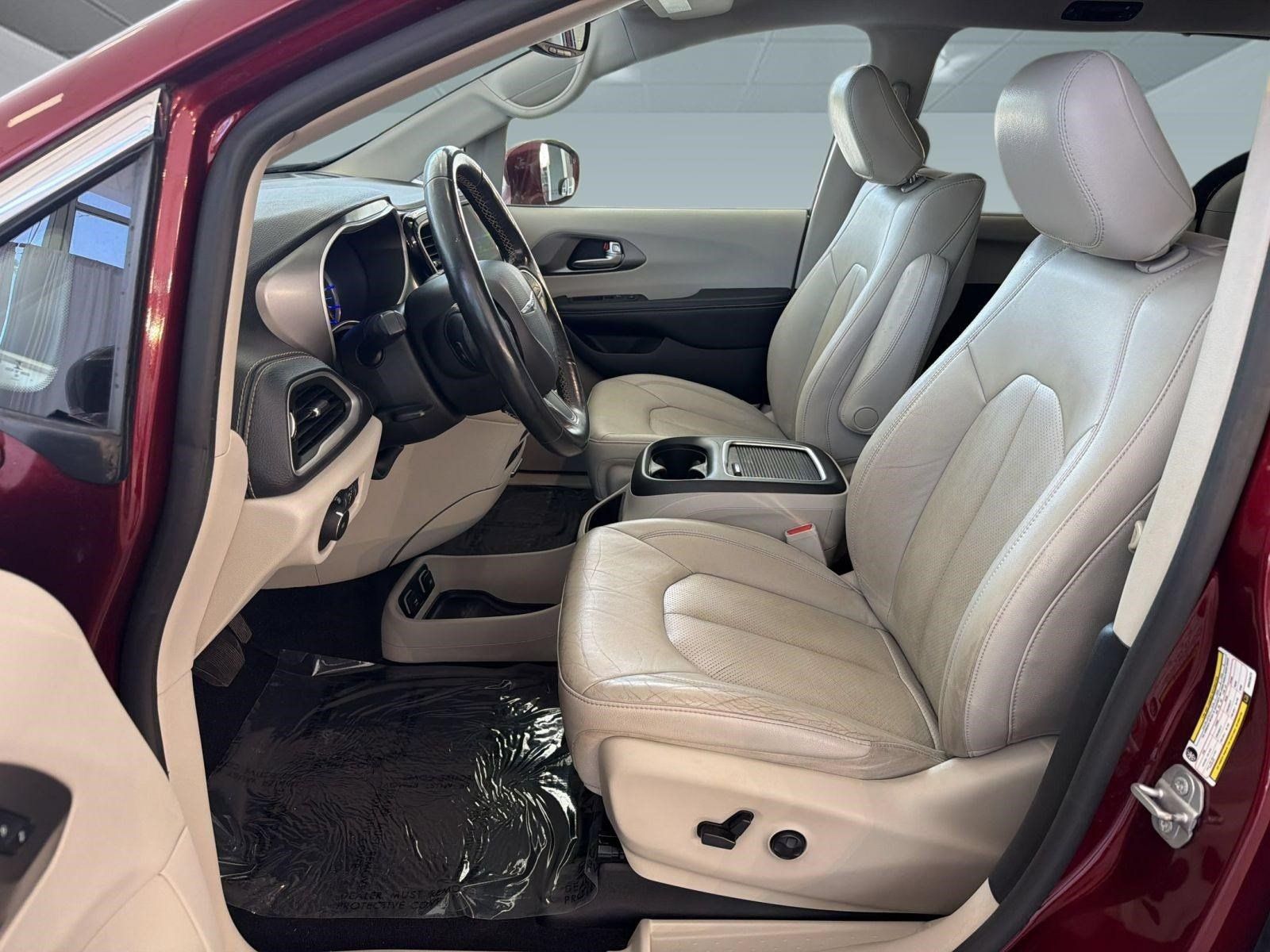 Used 2021 Chrysler Pacifica Touring-L w/ Uconnect Theater Family Group FWD image 5