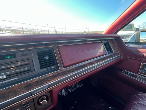 Used 1990 Lincoln Town Car image 55