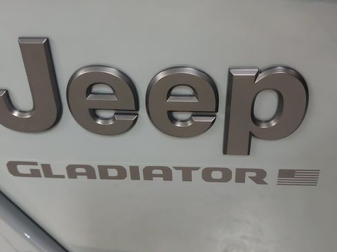 Used 2025 Jeep Gladiator Sport AWD/4WD image 17