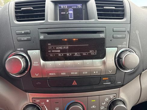 Used 2011 Toyota Highlander 2WD w/ Tech Pkg image 9