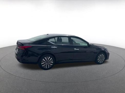 Used 2025 Nissan Altima 2.5 SV FWD image 14