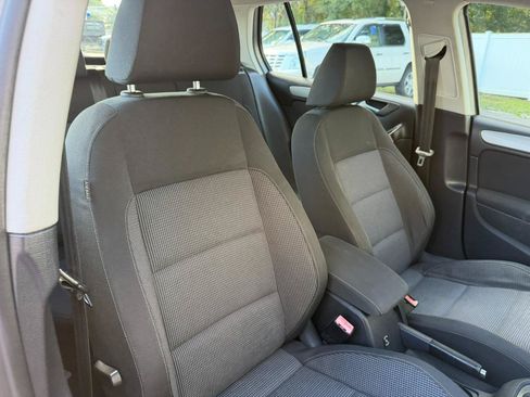 Used 2013 Volkswagen Golf 4-Door FWD image 40