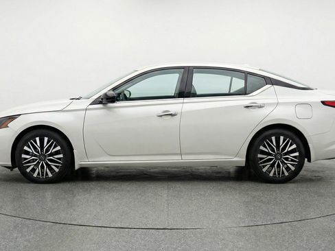 Used 2025 Nissan Altima 2.5 SV FWD image 5