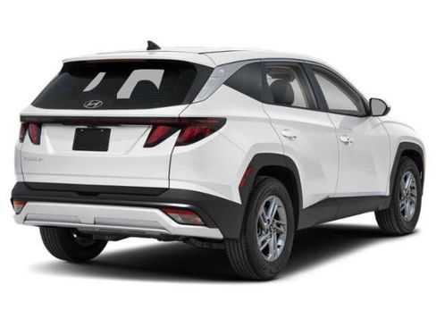 Used 2025 Hyundai Tucson SE FWD image 2