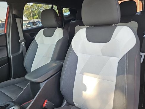 Used 2024 Chevrolet Trax RS w/ Sunroof Package FWD image 22