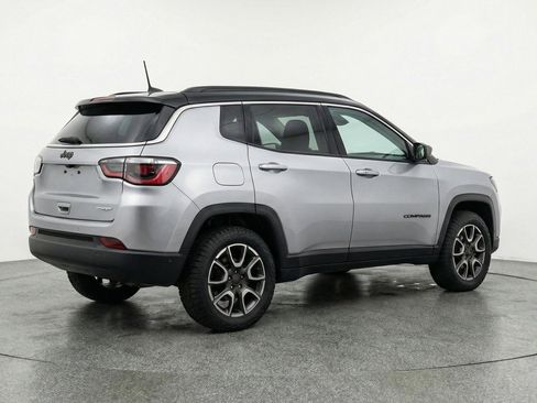 Used 2025 Jeep Compass Trailhawk AWD/4WD image 9