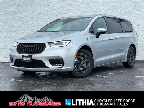 Used 2023 Chrysler Pacifica Touring-L w/ Uconnect Theater Family Group image 1