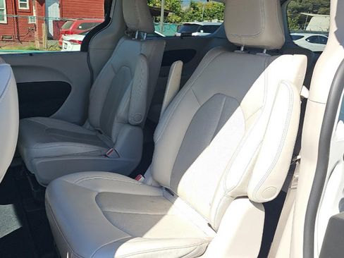 Used 2018 Chrysler Pacifica Touring-L FWD image 2