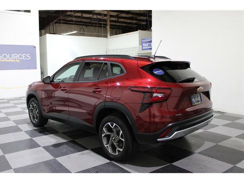 Used 2025 Chevrolet Trax LT w/ LT Convenience Package image 6