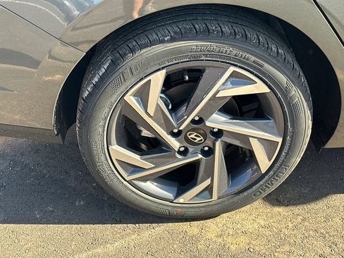Certified 2025 Hyundai Elantra Sport FWD image 17