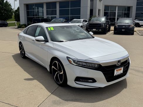 Used 2018 Honda Accord Touring image 2