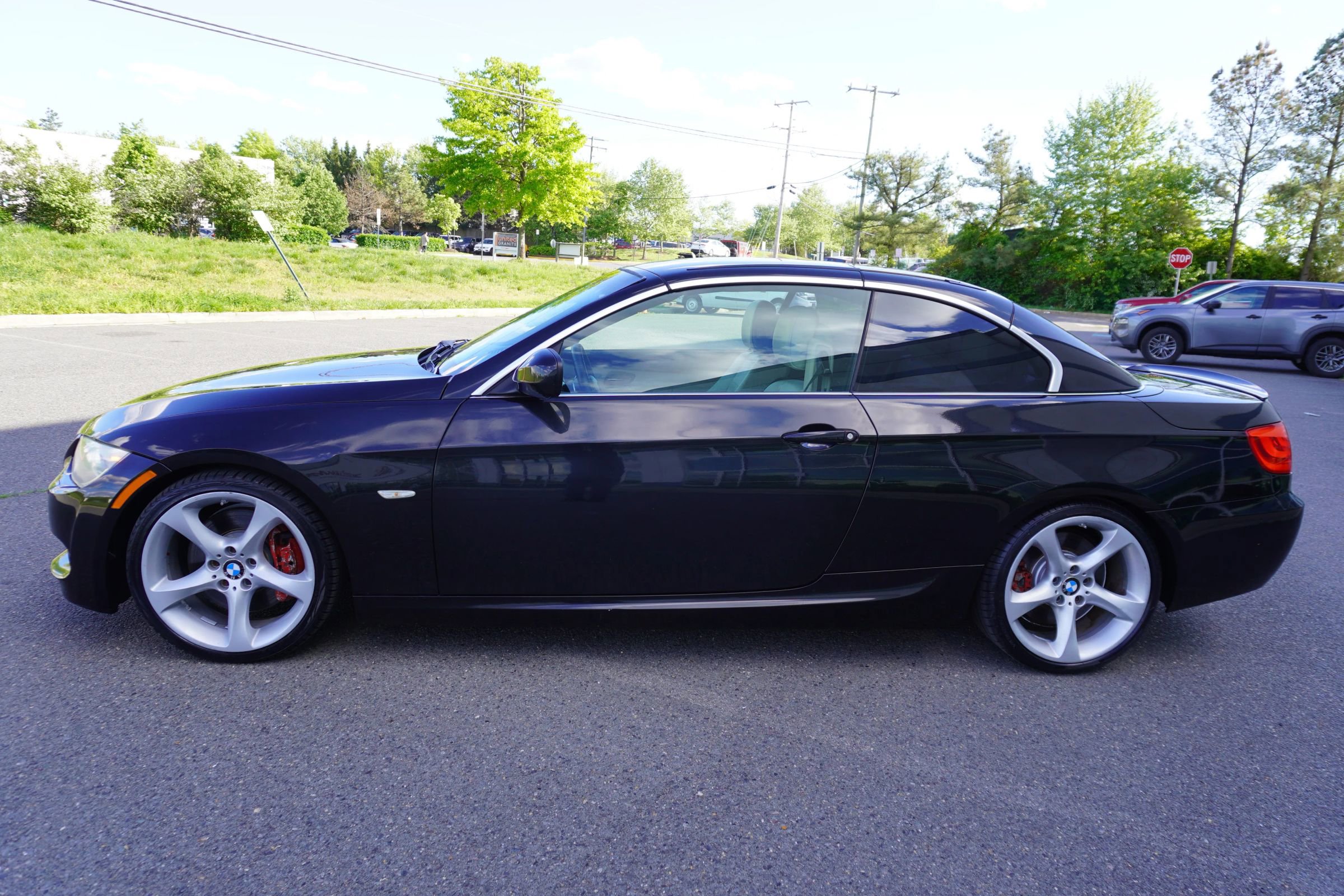 Used 2011 BMW 335i Convertible w/ M Sport Pkg RWD image 4
