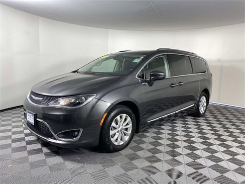 Used 2018 Chrysler Pacifica Touring-L image 4