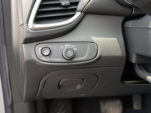 Used 2019 Chevrolet Trax LT w/ LT Convenience Package FWD image 17