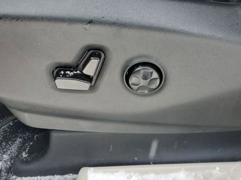 Certified 2024 Chrysler Pacifica Touring-L image 19