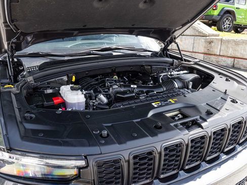Used 2024 Jeep Grand Cherokee Altitude AWD/4WD image 29