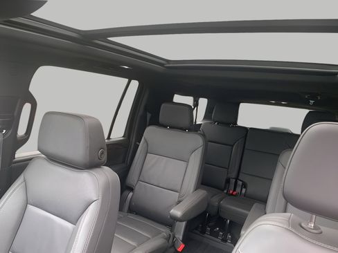 Used 2024 Chevrolet Suburban Z71 w/ Luxury Package AWD/4WD image 24