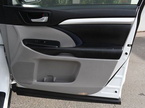 Used 2019 Toyota Highlander XLE w/ Carpet Mat Package (TMS) image 24