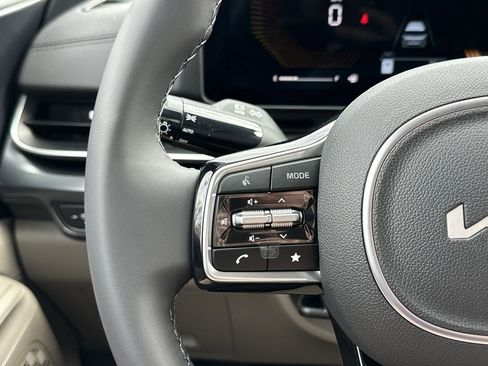 New 2026 Kia Carnival FWD image 23