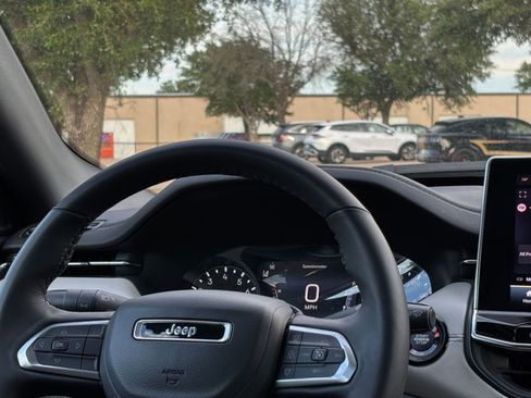 Used 2025 Jeep Compass Limited image 34