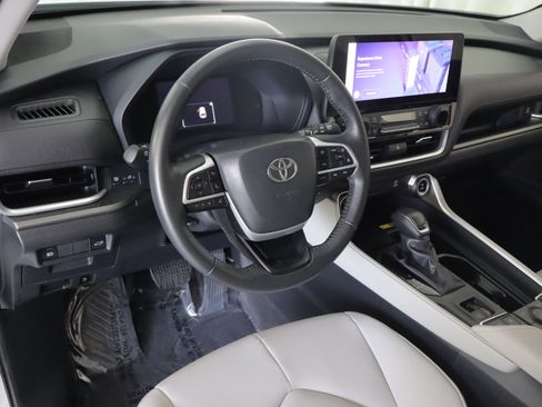 Used 2024 Toyota Grand Highlander AWD image 11