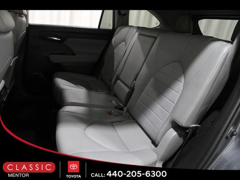 Used 2020 Toyota Highlander XLE AWD/4WD image 18