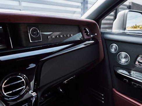 Used 2024 Rolls-Royce Phantom Sedan RWD image 98