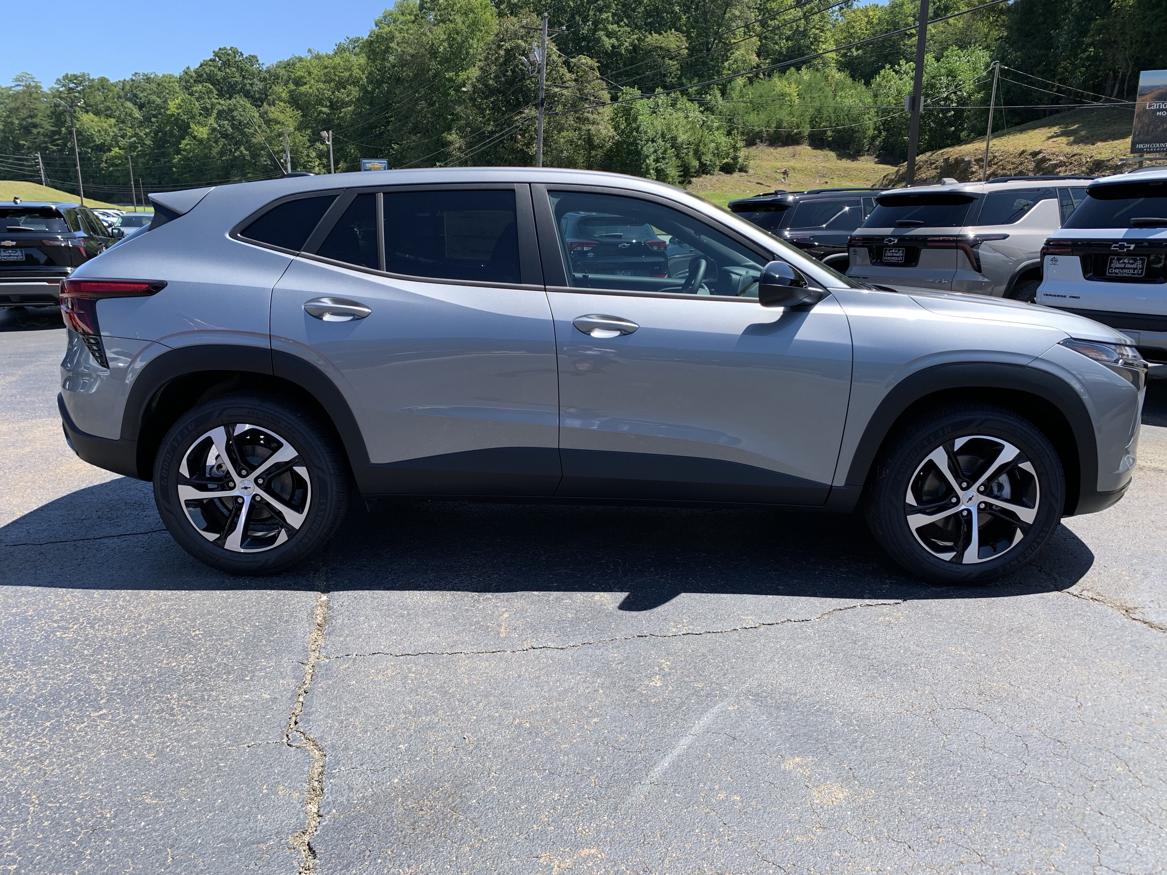 New 2026 Chevrolet Trax RS w/ Sunroof Package FWD image 3