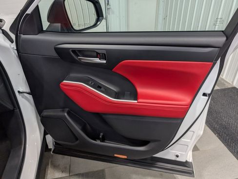 Used 2025 Toyota Highlander XSE image 30